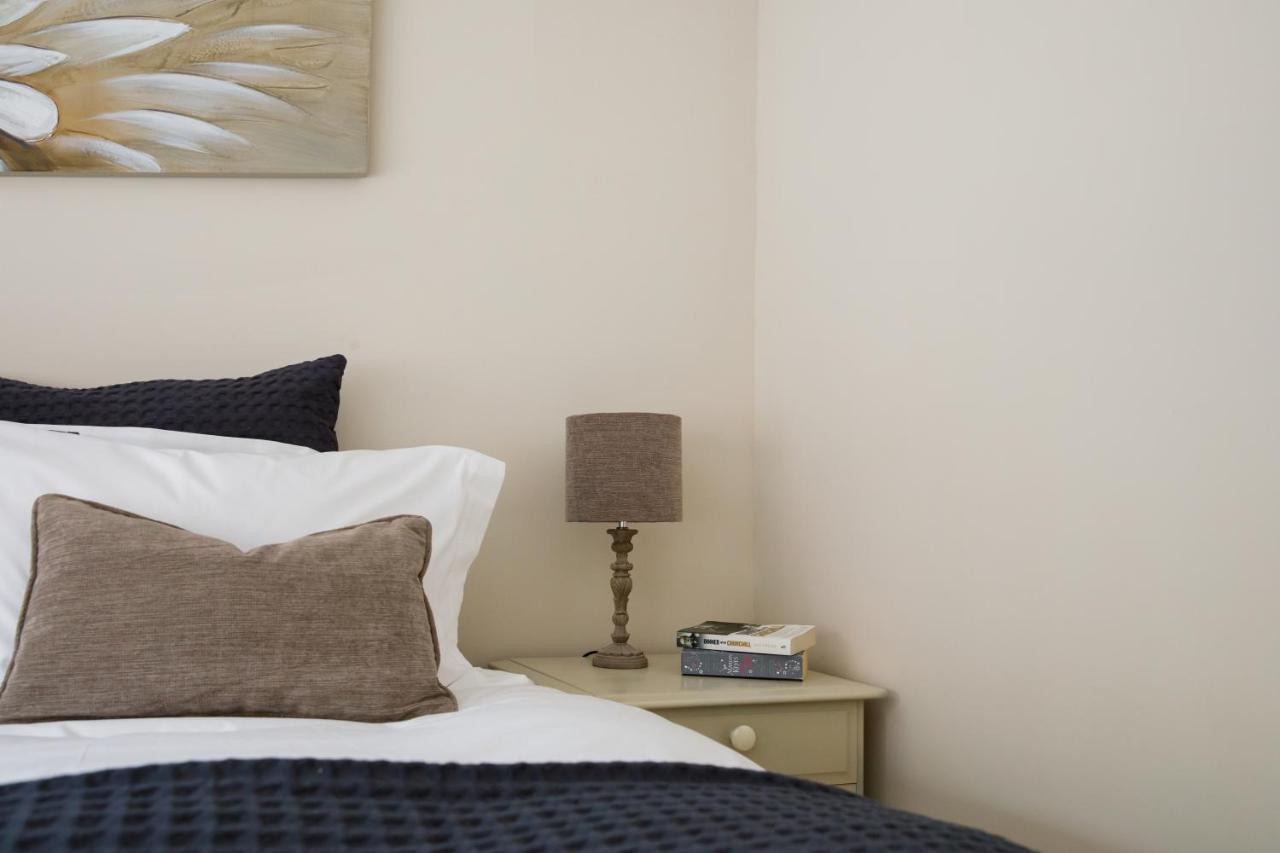 'Orchard Croft Lodge - Chichester', Book-Direct, New Home 1,367 Sq' Ft' , Can Sleep 8 On Request , Split & Link 'Super King' Size Beds, Free Wi-Fi, Sky Tv & Sky Sports, 9 - Minutes From West Wittering Beach, Very Quiet Location, Dog Friendly Экстерьер фото