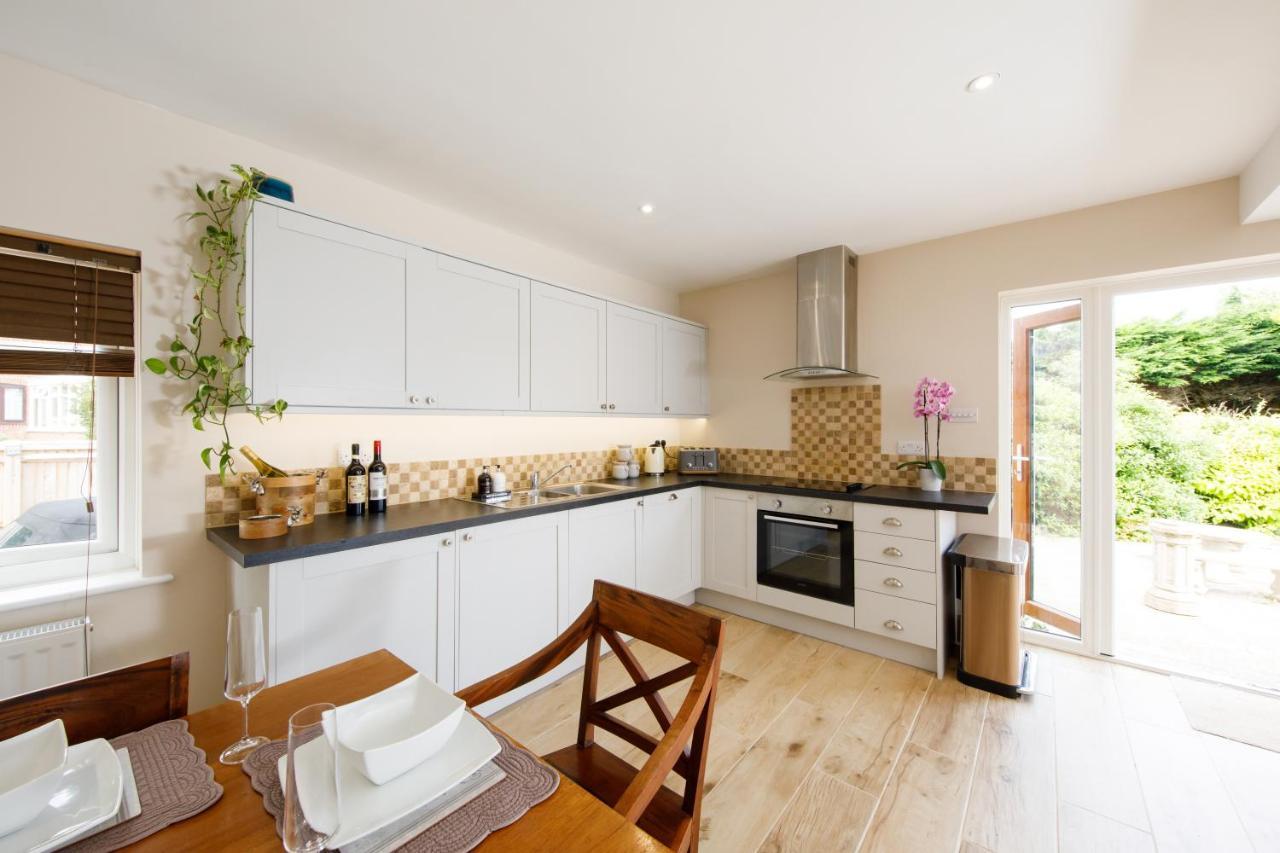 'Orchard Croft Lodge - Chichester', Book-Direct, New Home 1,367 Sq' Ft' , Can Sleep 8 On Request , Split & Link 'Super King' Size Beds, Free Wi-Fi, Sky Tv & Sky Sports, 9 - Minutes From West Wittering Beach, Very Quiet Location, Dog Friendly Экстерьер фото