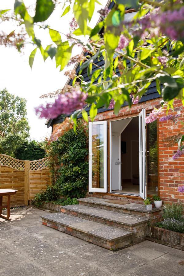 'Orchard Croft Lodge - Chichester', Book-Direct, New Home 1,367 Sq' Ft' , Can Sleep 8 On Request , Split & Link 'Super King' Size Beds, Free Wi-Fi, Sky Tv & Sky Sports, 9 - Minutes From West Wittering Beach, Very Quiet Location, Dog Friendly Экстерьер фото
