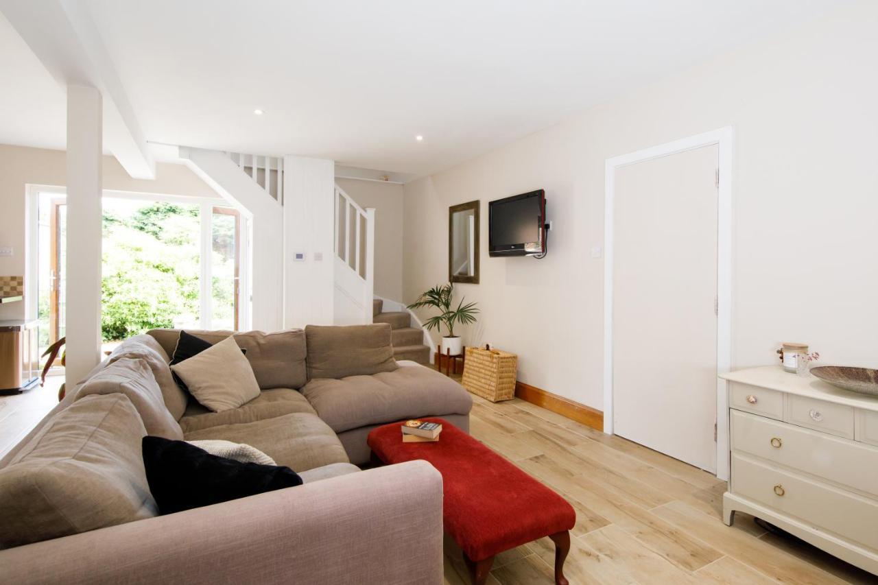 'Orchard Croft Lodge - Chichester', Book-Direct, New Home 1,367 Sq' Ft' , Can Sleep 8 On Request , Split & Link 'Super King' Size Beds, Free Wi-Fi, Sky Tv & Sky Sports, 9 - Minutes From West Wittering Beach, Very Quiet Location, Dog Friendly Экстерьер фото