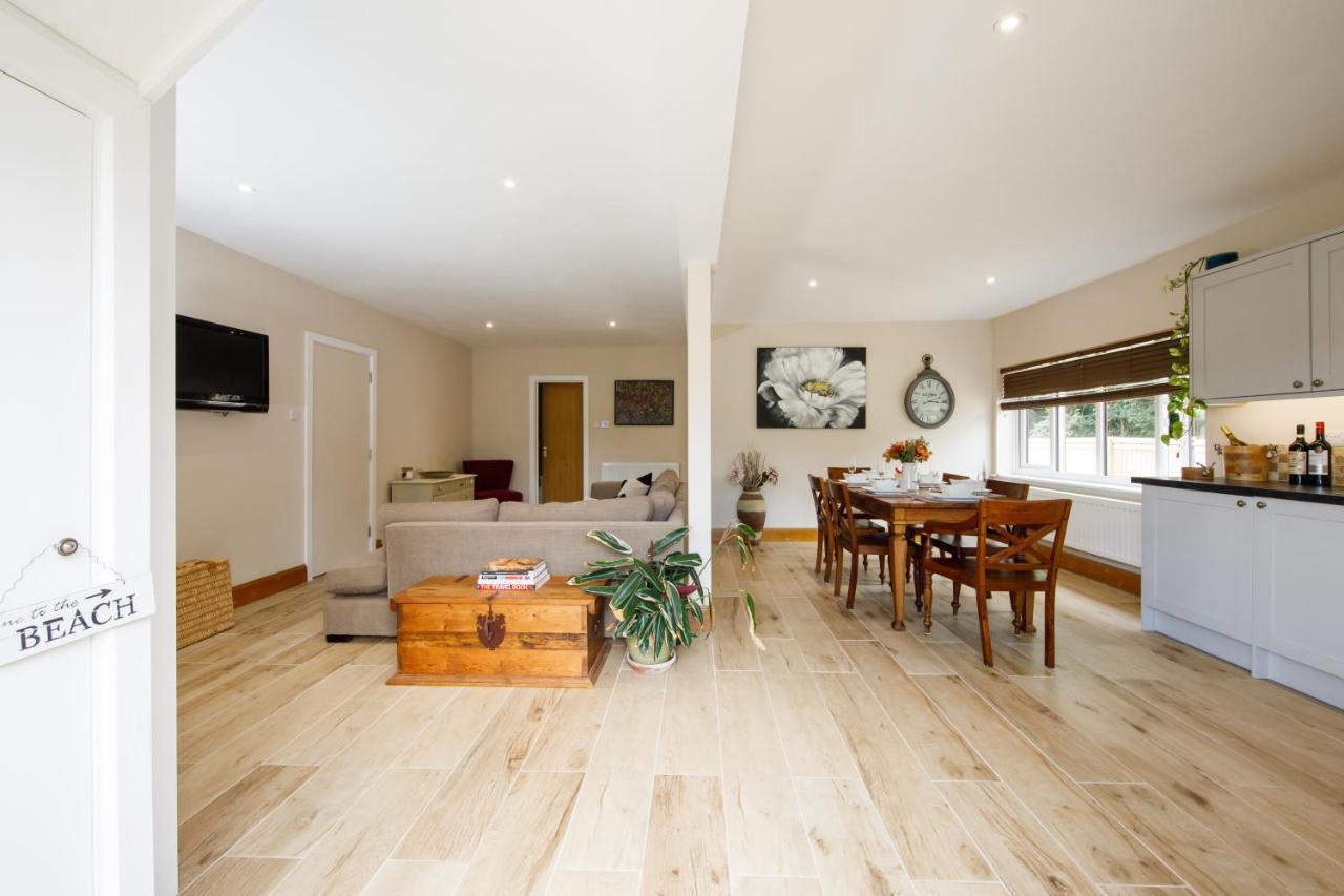 'Orchard Croft Lodge - Chichester', Book-Direct, New Home 1,367 Sq' Ft' , Can Sleep 8 On Request , Split & Link 'Super King' Size Beds, Free Wi-Fi, Sky Tv & Sky Sports, 9 - Minutes From West Wittering Beach, Very Quiet Location, Dog Friendly Экстерьер фото