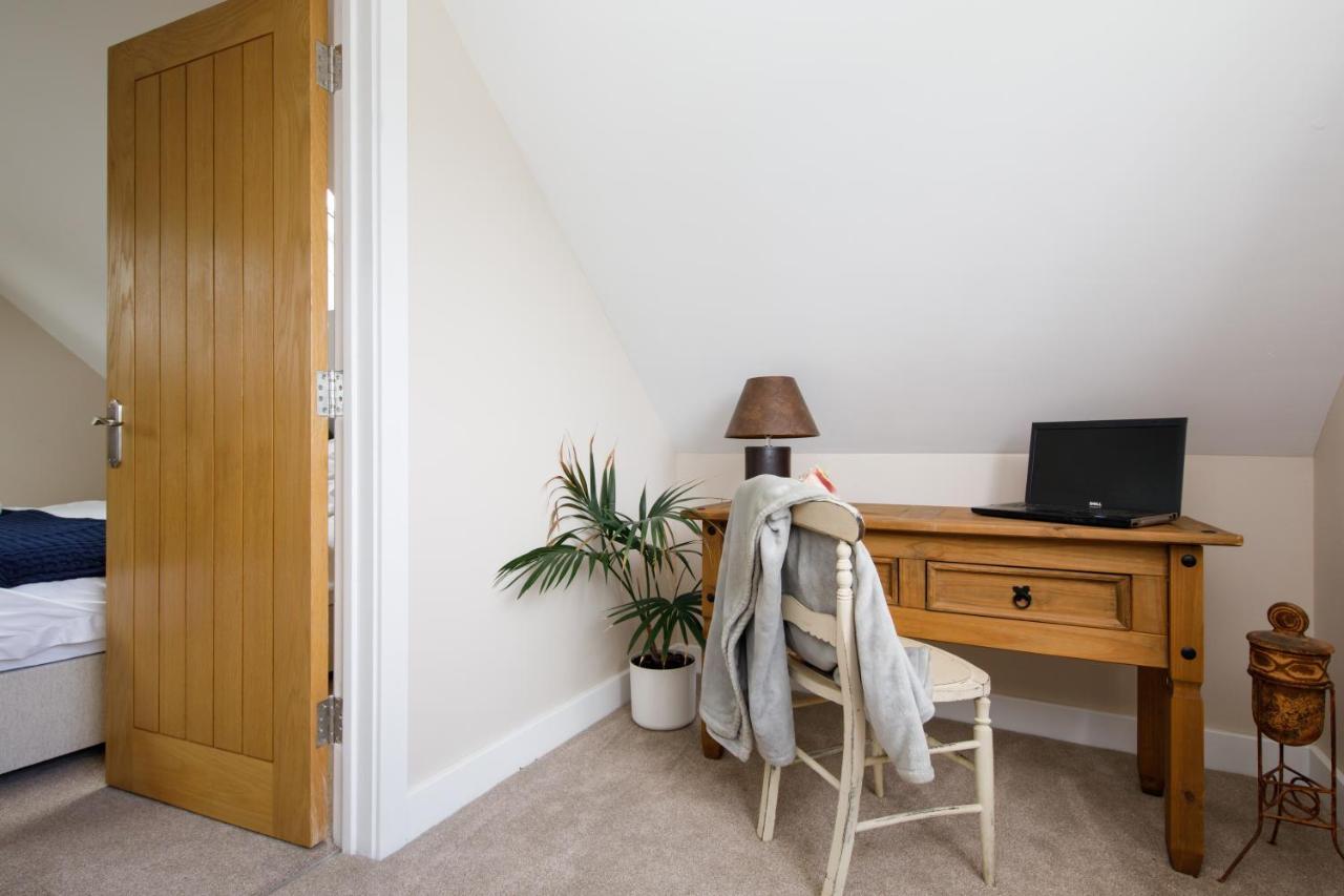 'Orchard Croft Lodge - Chichester', Book-Direct, New Home 1,367 Sq' Ft' , Can Sleep 8 On Request , Split & Link 'Super King' Size Beds, Free Wi-Fi, Sky Tv & Sky Sports, 9 - Minutes From West Wittering Beach, Very Quiet Location, Dog Friendly Экстерьер фото