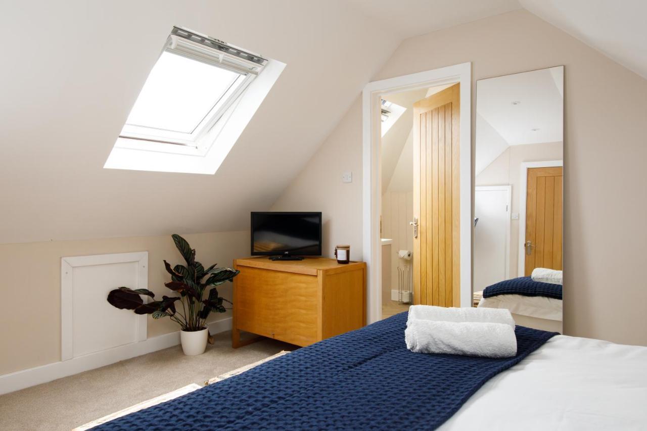 'Orchard Croft Lodge - Chichester', Book-Direct, New Home 1,367 Sq' Ft' , Can Sleep 8 On Request , Split & Link 'Super King' Size Beds, Free Wi-Fi, Sky Tv & Sky Sports, 9 - Minutes From West Wittering Beach, Very Quiet Location, Dog Friendly Экстерьер фото