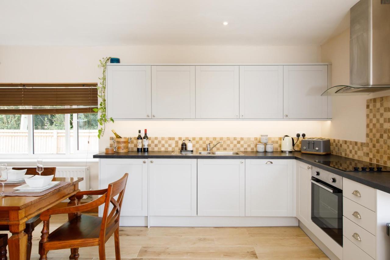 'Orchard Croft Lodge - Chichester', Book-Direct, New Home 1,367 Sq' Ft' , Can Sleep 8 On Request , Split & Link 'Super King' Size Beds, Free Wi-Fi, Sky Tv & Sky Sports, 9 - Minutes From West Wittering Beach, Very Quiet Location, Dog Friendly Экстерьер фото