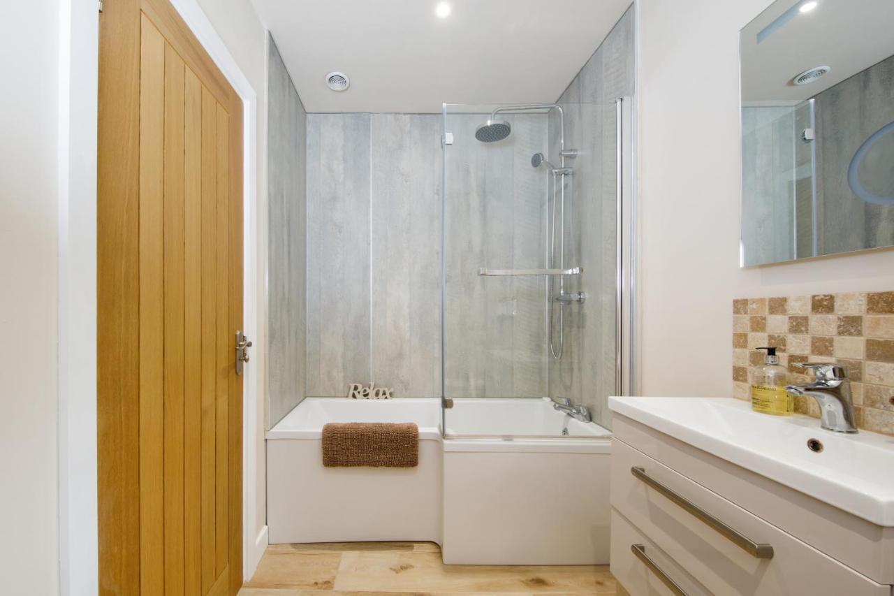 'Orchard Croft Lodge - Chichester', Book-Direct, New Home 1,367 Sq' Ft' , Can Sleep 8 On Request , Split & Link 'Super King' Size Beds, Free Wi-Fi, Sky Tv & Sky Sports, 9 - Minutes From West Wittering Beach, Very Quiet Location, Dog Friendly Экстерьер фото