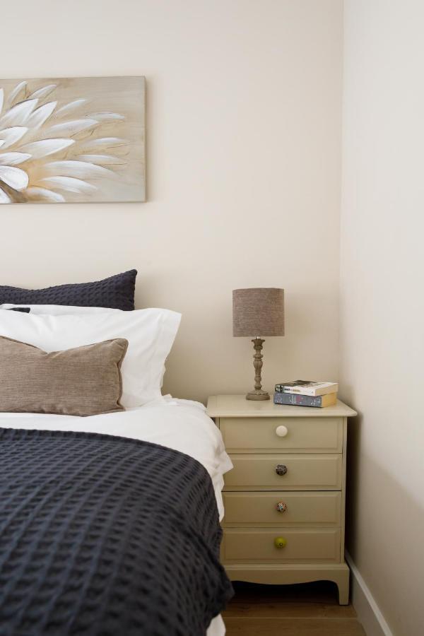 'Orchard Croft Lodge - Chichester', Book-Direct, New Home 1,367 Sq' Ft' , Can Sleep 8 On Request , Split & Link 'Super King' Size Beds, Free Wi-Fi, Sky Tv & Sky Sports, 9 - Minutes From West Wittering Beach, Very Quiet Location, Dog Friendly Экстерьер фото