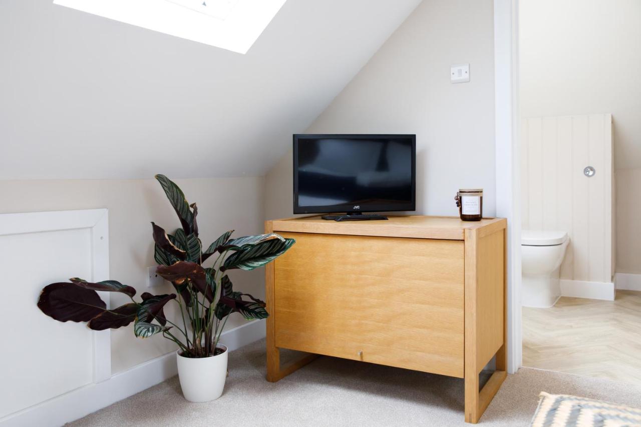'Orchard Croft Lodge - Chichester', Book-Direct, New Home 1,367 Sq' Ft' , Can Sleep 8 On Request , Split & Link 'Super King' Size Beds, Free Wi-Fi, Sky Tv & Sky Sports, 9 - Minutes From West Wittering Beach, Very Quiet Location, Dog Friendly Экстерьер фото