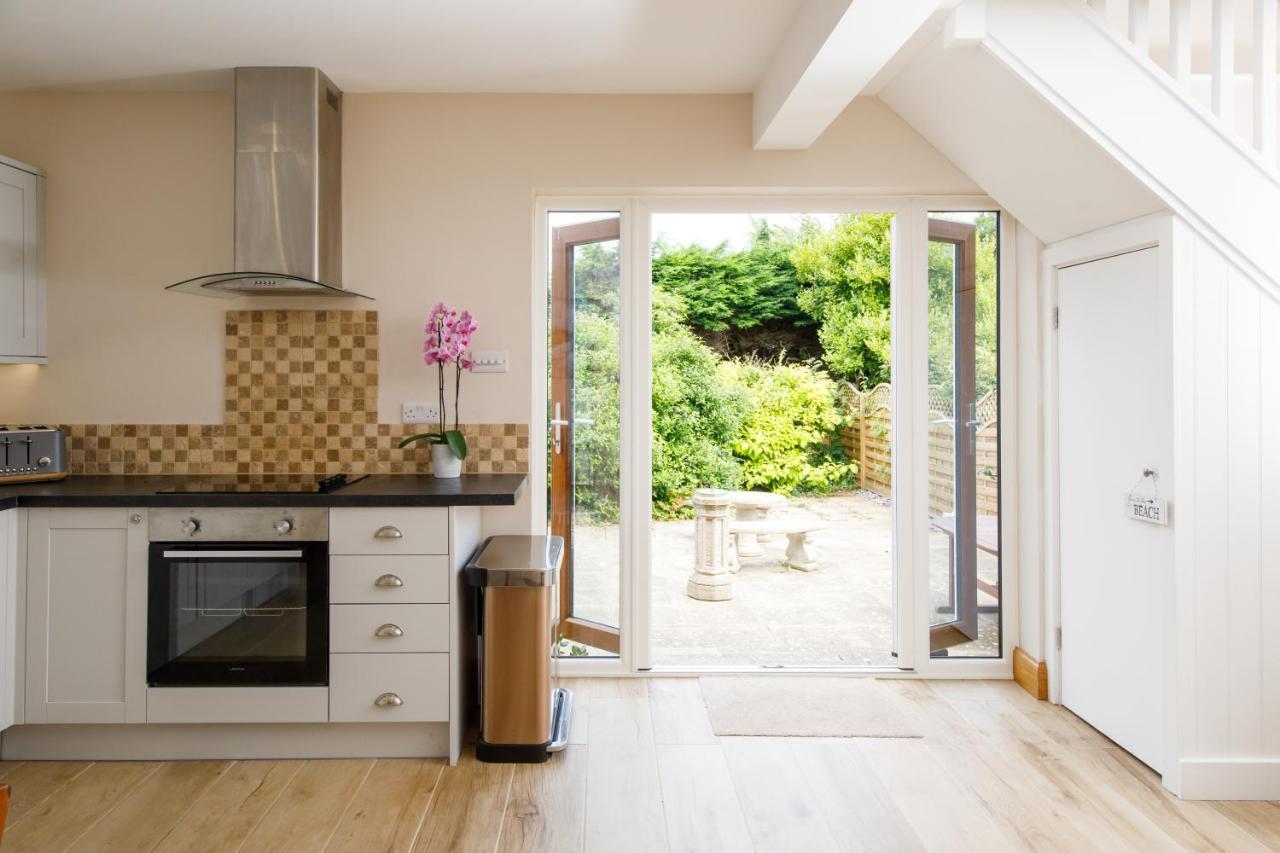 'Orchard Croft Lodge - Chichester', Book-Direct, New Home 1,367 Sq' Ft' , Can Sleep 8 On Request , Split & Link 'Super King' Size Beds, Free Wi-Fi, Sky Tv & Sky Sports, 9 - Minutes From West Wittering Beach, Very Quiet Location, Dog Friendly Экстерьер фото
