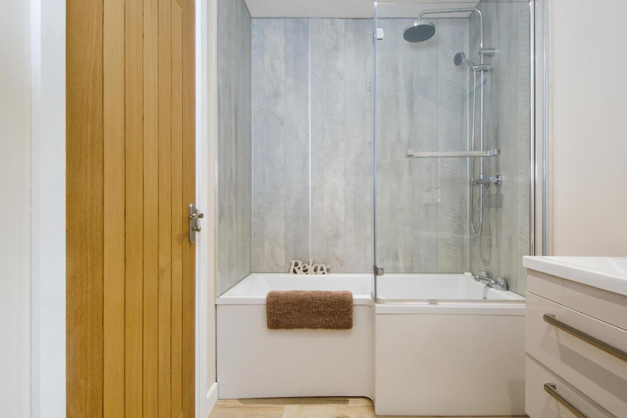 'Orchard Croft Lodge - Chichester', Book-Direct, New Home 1,367 Sq' Ft' , Can Sleep 8 On Request , Split & Link 'Super King' Size Beds, Free Wi-Fi, Sky Tv & Sky Sports, 9 - Minutes From West Wittering Beach, Very Quiet Location, Dog Friendly Экстерьер фото