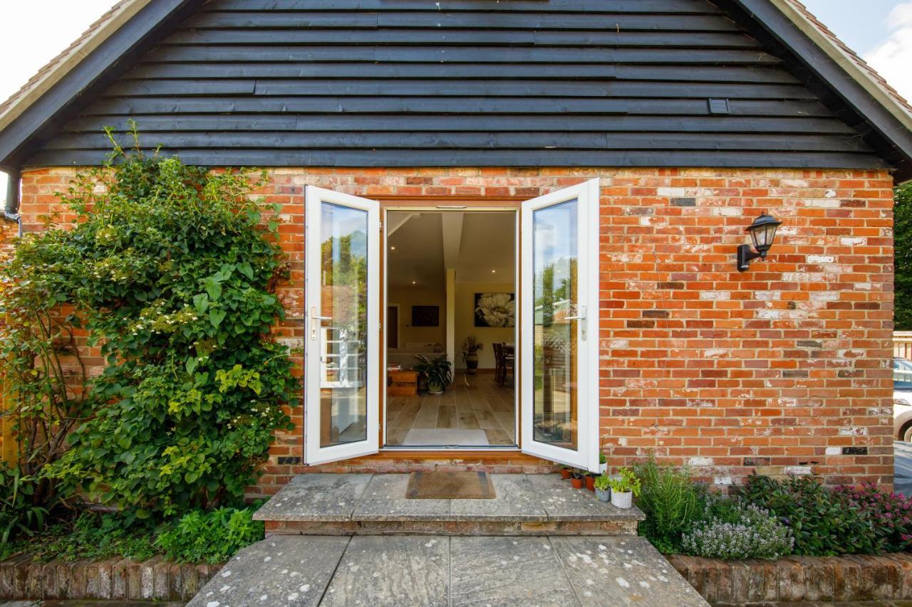 'Orchard Croft Lodge - Chichester', Book-Direct, New Home 1,367 Sq' Ft' , Can Sleep 8 On Request , Split & Link 'Super King' Size Beds, Free Wi-Fi, Sky Tv & Sky Sports, 9 - Minutes From West Wittering Beach, Very Quiet Location, Dog Friendly Экстерьер фото