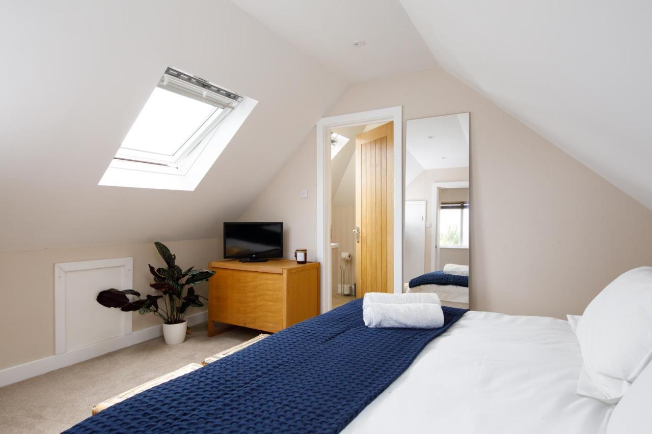 'Orchard Croft Lodge - Chichester', Book-Direct, New Home 1,367 Sq' Ft' , Can Sleep 8 On Request , Split & Link 'Super King' Size Beds, Free Wi-Fi, Sky Tv & Sky Sports, 9 - Minutes From West Wittering Beach, Very Quiet Location, Dog Friendly Экстерьер фото